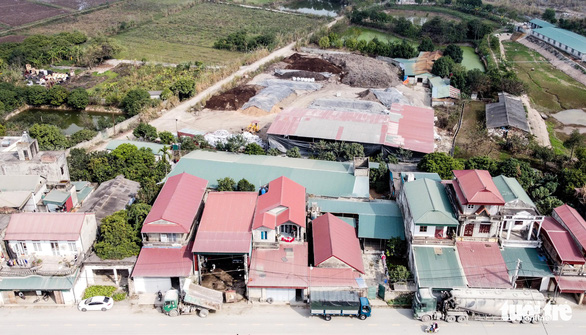 Dân làng ngoại thành Hà Nội khổ sở vì bãi thải, xưởng sản xuất phân bốc mùi