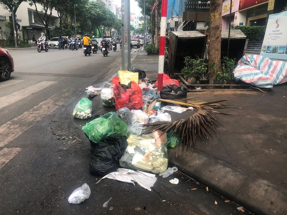 Rác thải vẫn “bủa vây” nhiều tuyến phố của Thủ đô