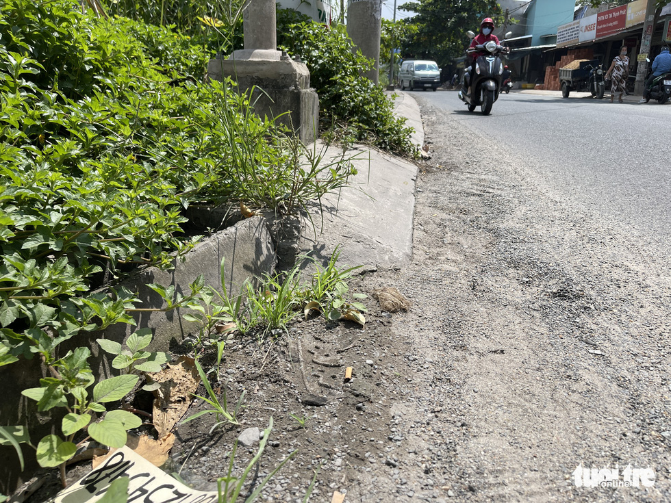 Miệng cống bị ‘bức tử’ vì đầy rác, cỏ dại, đất cát… nước thoát đường nào?