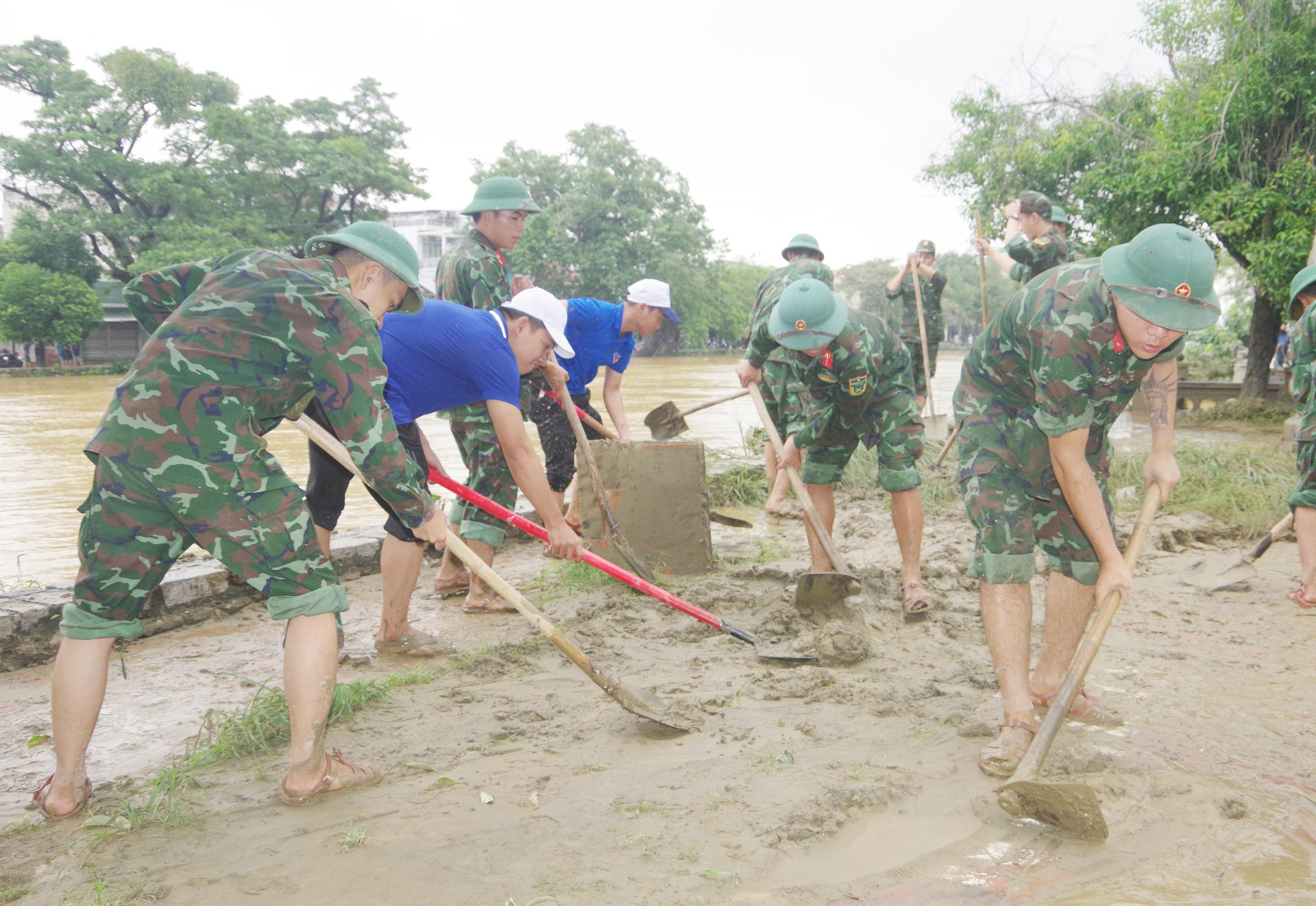 TP. Huế: Dọn dẹp rác thải, bùn đất sau mưa lũ